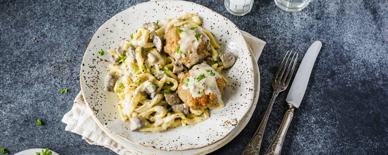 Frikadellen mit Rahm-Champignons und Spätzle