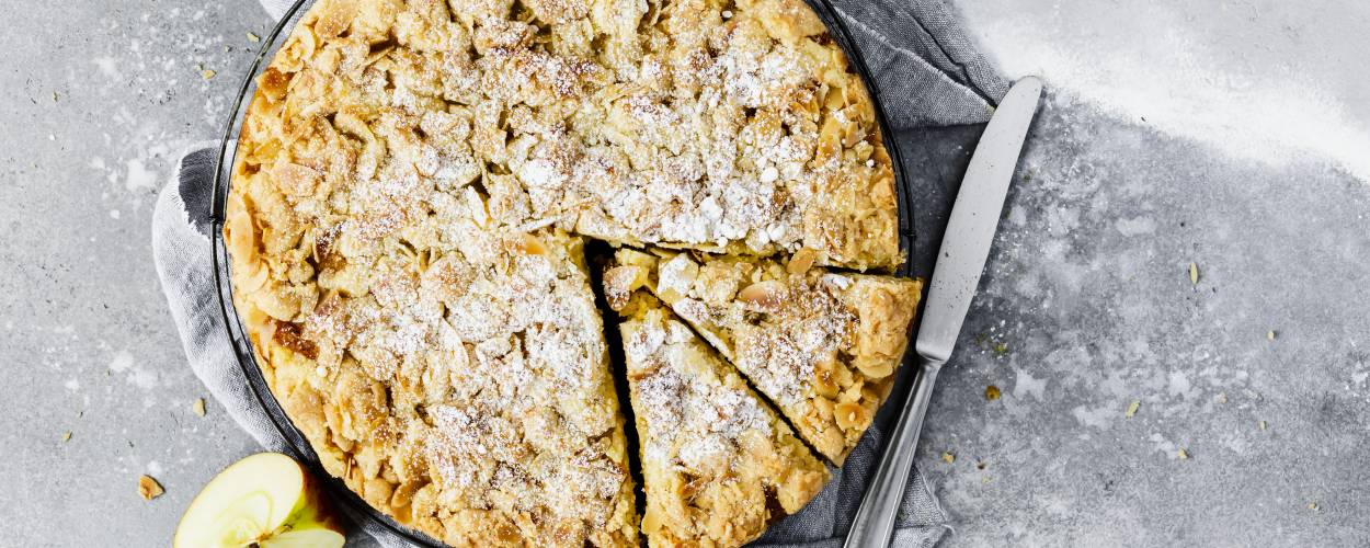 Kürbis-Apfel-Kuchen mit knusprigen Mandelstreuseln