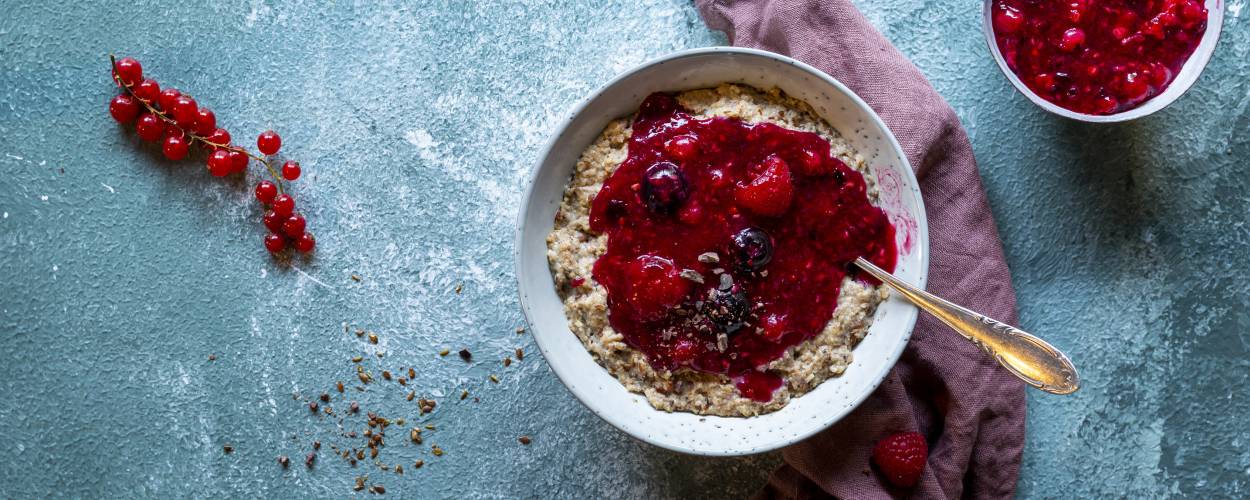 Porridge mit Waldbeergrütze