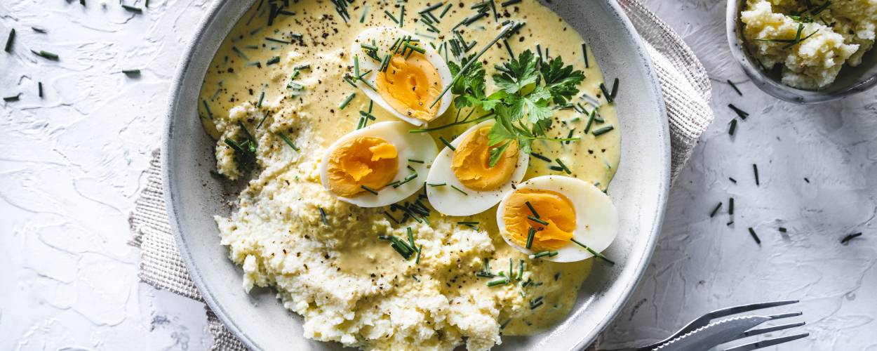 Senfeier mit Blumenkohlstampf