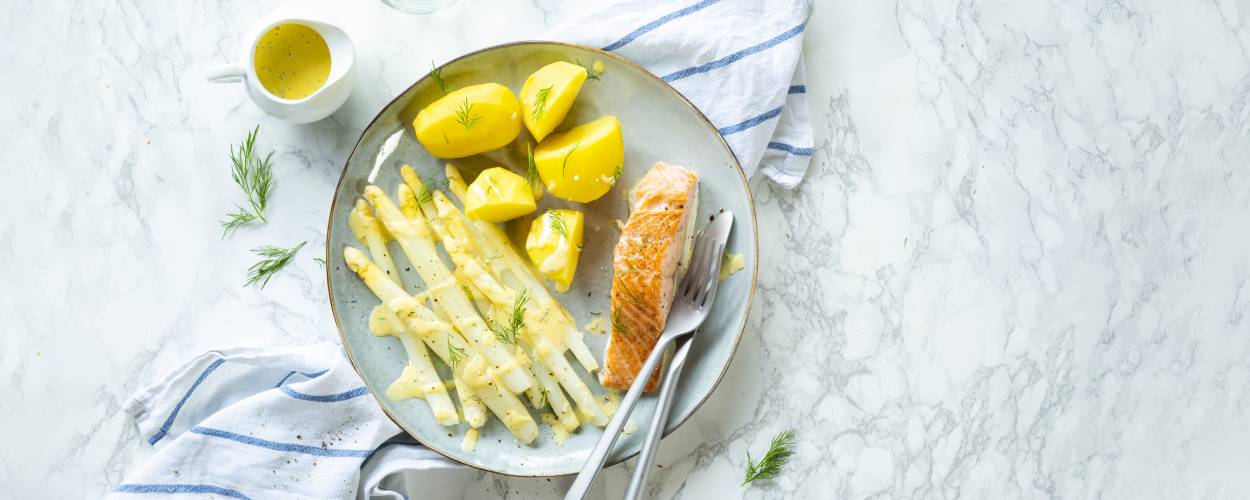 Spargel mit Lachs und Kartoffeln