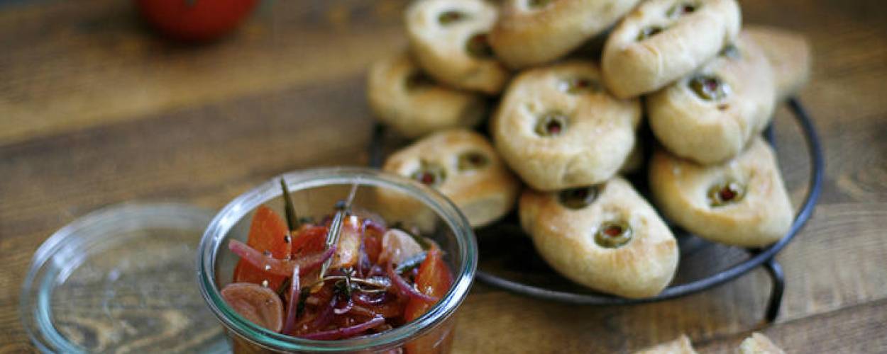 Olivenbrötchen mit Tomatendip im Glas