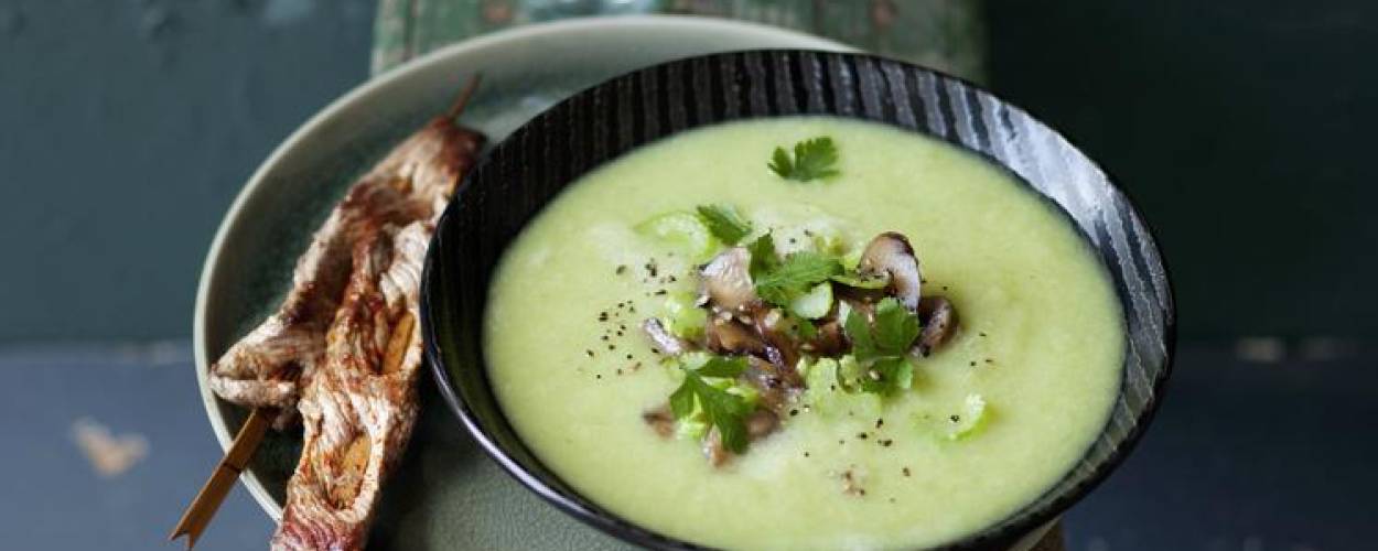 Grüne Suppe mit Lammspießen auf Hocker