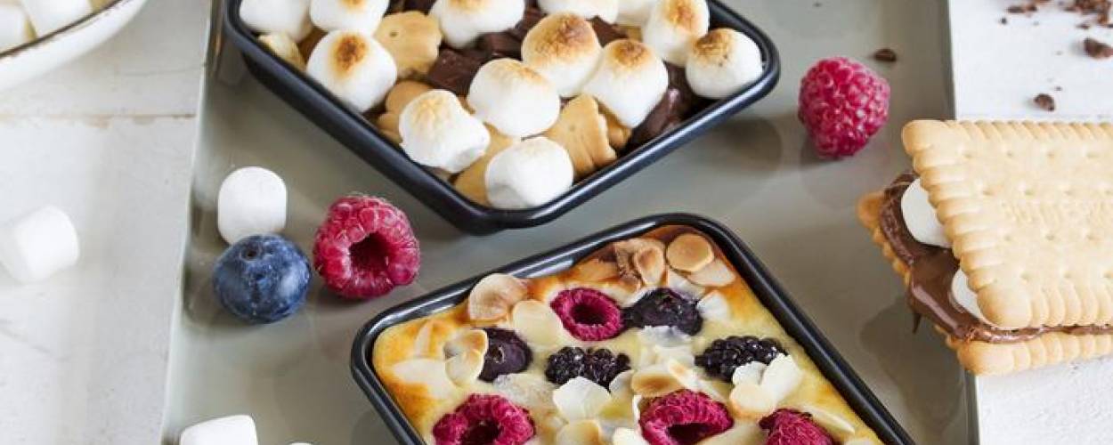 Käsekuchen mit Beeren und Marshmallows in Pfännchen