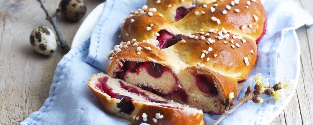 Hefezopf mit Kirschen gefüllt