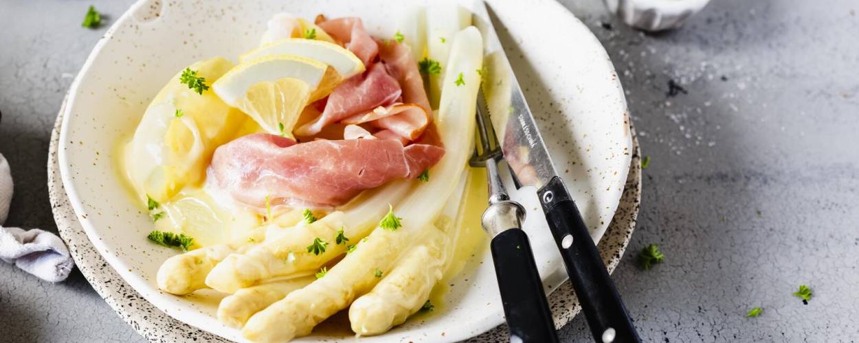 Spargel mit Kartoffeln und Sauce hollandaise