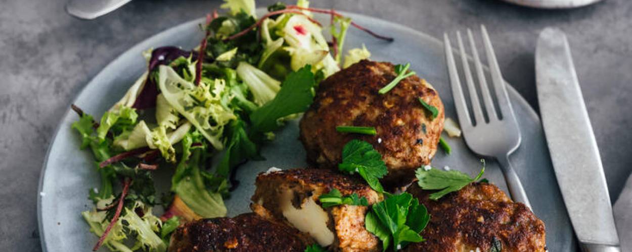 Hackfleischbällchen mit flüssigen Käse und Salat