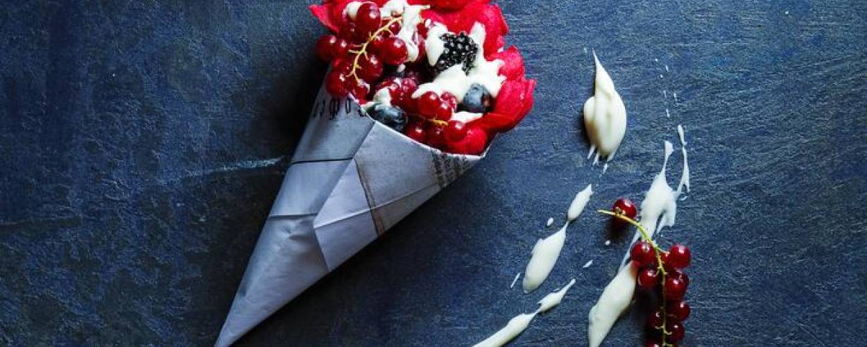 Rote Bubblewaffel mit Beeren