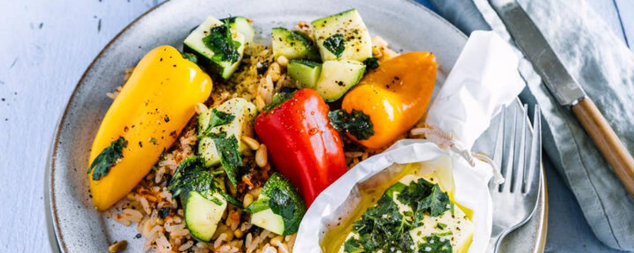 Paprika und Halloumi im Päckchen auf Teller