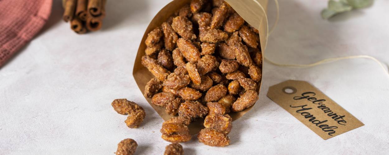 Gebrannte Mandeln in einer Tüte