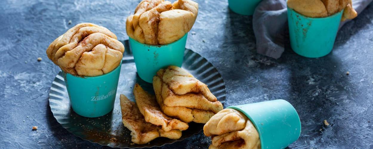 Mini-Faltenbrot in blauen Förmchen