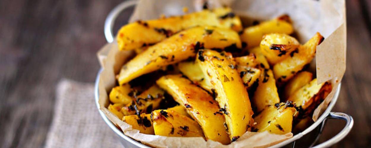 Kartoffel Wedges in Metallkorb mit Dip in Schale