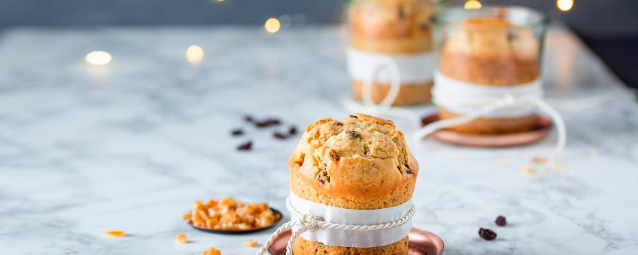 Panetone auf Kupfertablett mit Lichterkette