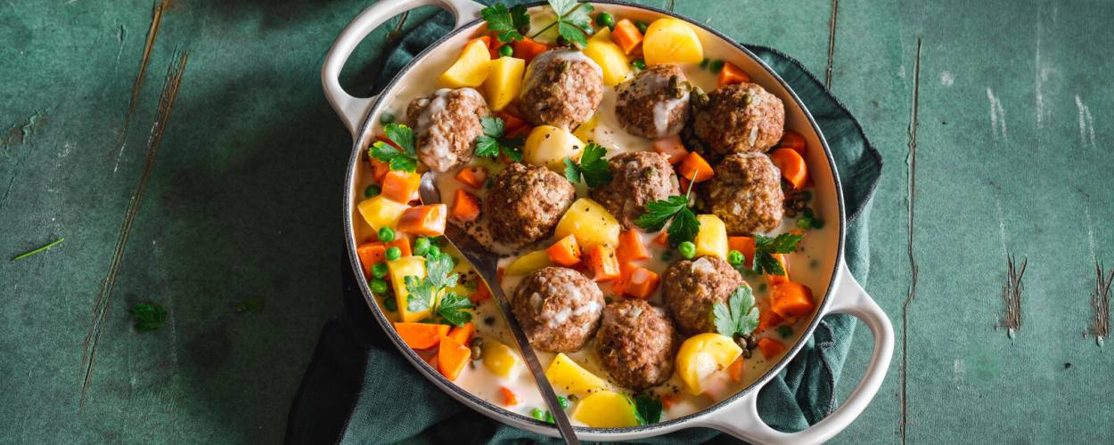 Eintopf mit Hackfleischbällchen, Kartoffeln und buntem Gemüse