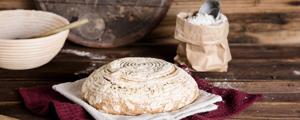 Brotlaib auf Tuch mit Mehl und Salz