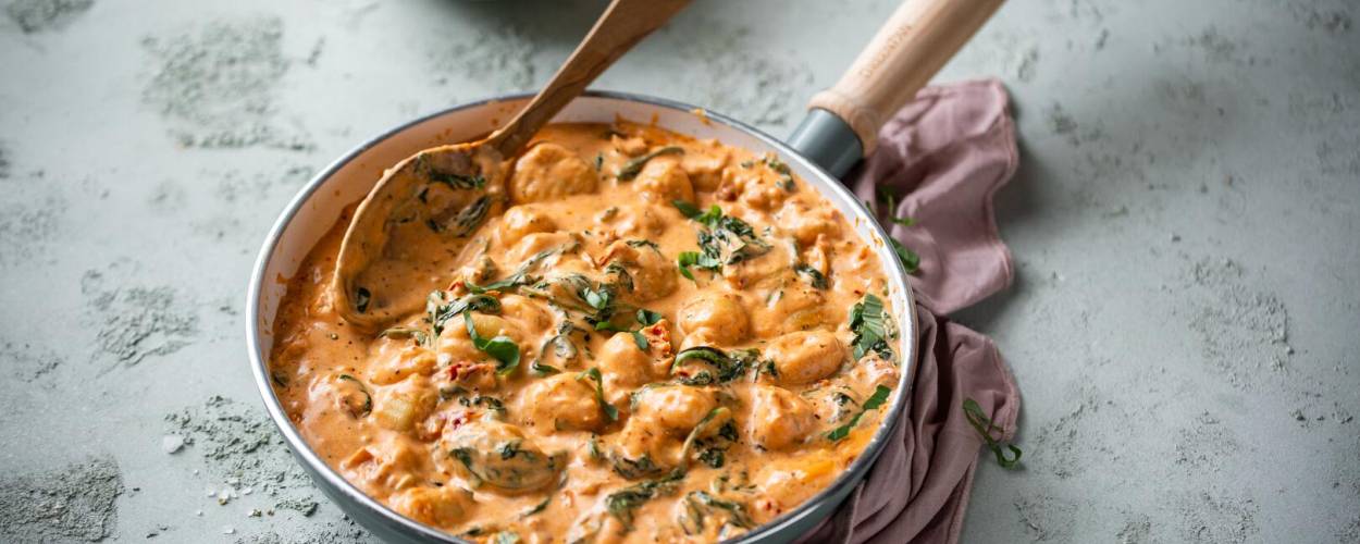 Gnocchi in cremiger Soße in Pfanne