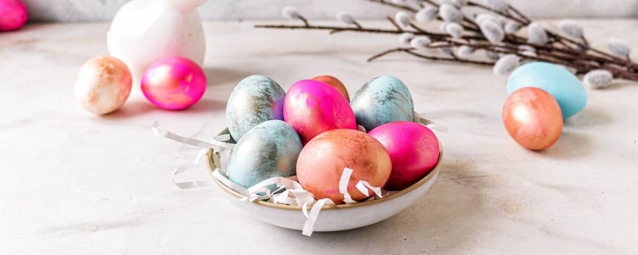 Funkelnde Metallic-Ostereier färben und kochen