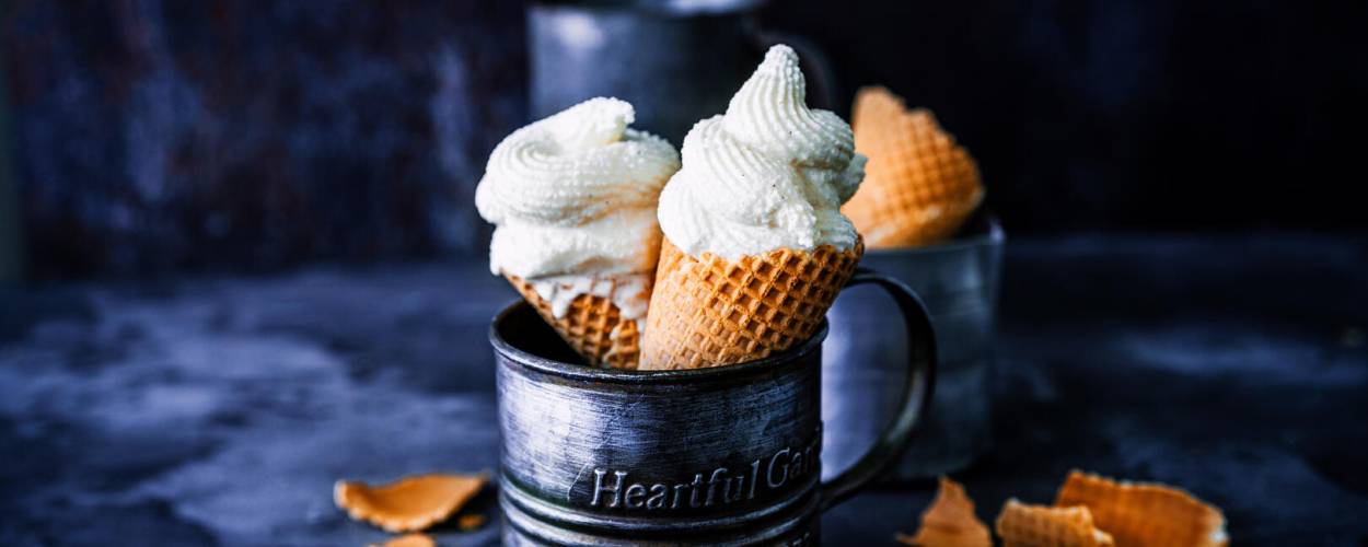 Vanille-Softeis in Waffeln in Metalldose