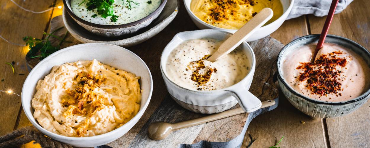 5 verschiedene Dips in Schalen