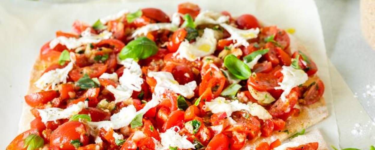 Pizza mit frischen Tomaten, Kräutern und Mozzarella