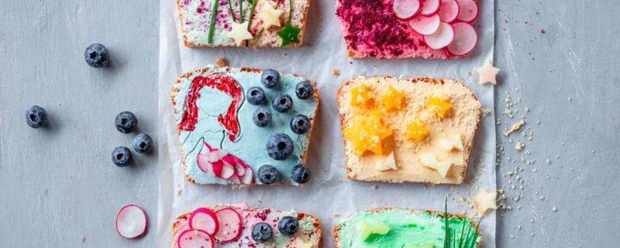 Verschiedene belegte Toasts mit Radieschen, Blaubeeren, Schnittlauch