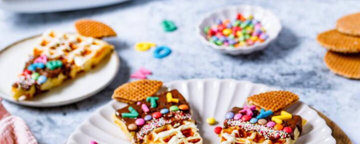 Waffeln in Form einer Schultüte mit Schokodrops dekoriert 