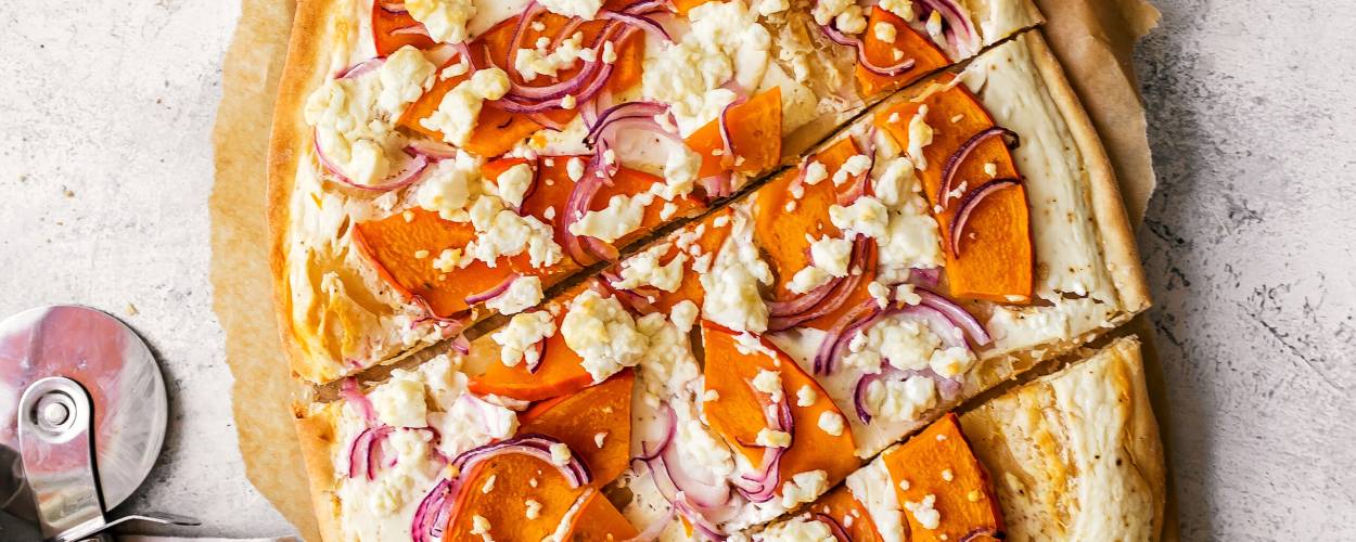 Flammkuchen mit Kürbis und Feta