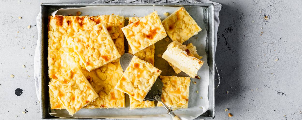Backblech mit Käsekuchen-Stücken