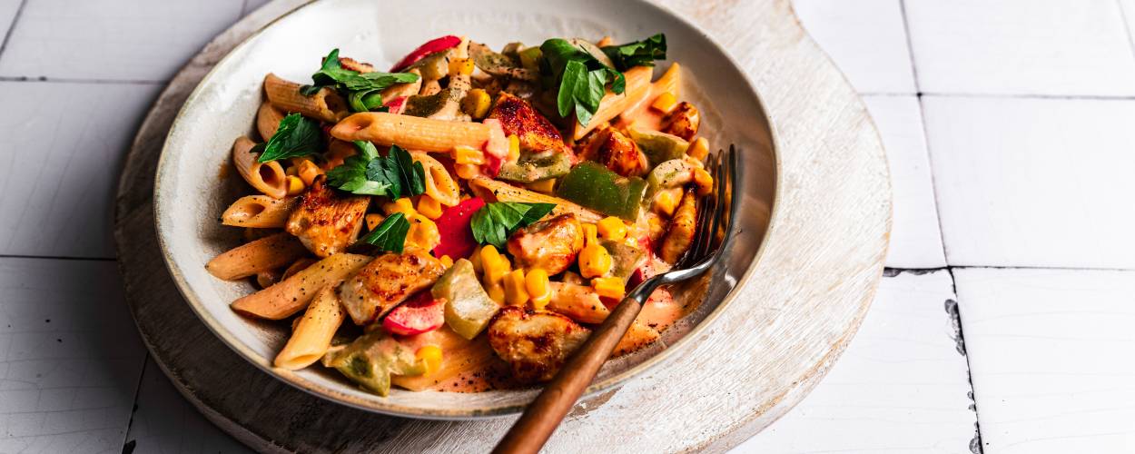 20-Minuten-Hähnchen-Mais-Nudelpfanne