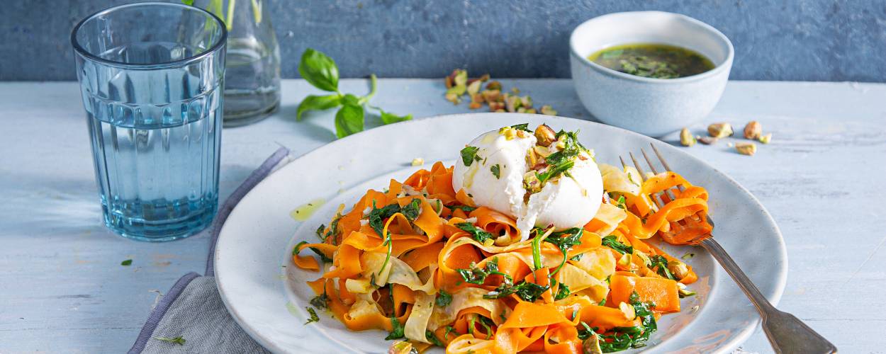 Karotten-Bandnudeln mit Burrata