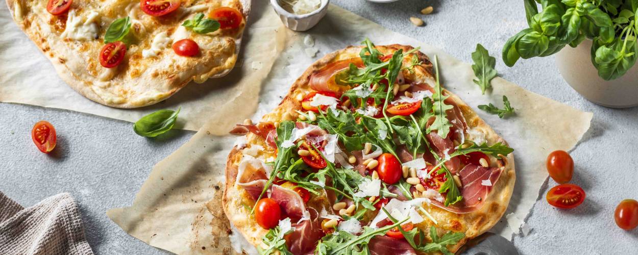 Flammkuchen mit Tomaten und Schinken