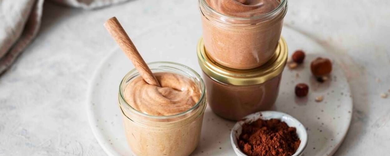 3 Gläser mit braunem Aufstrich