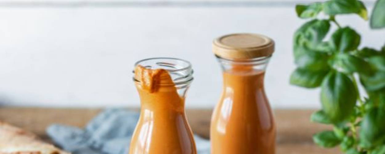 Zwei Fläschchen mit Grillsoße