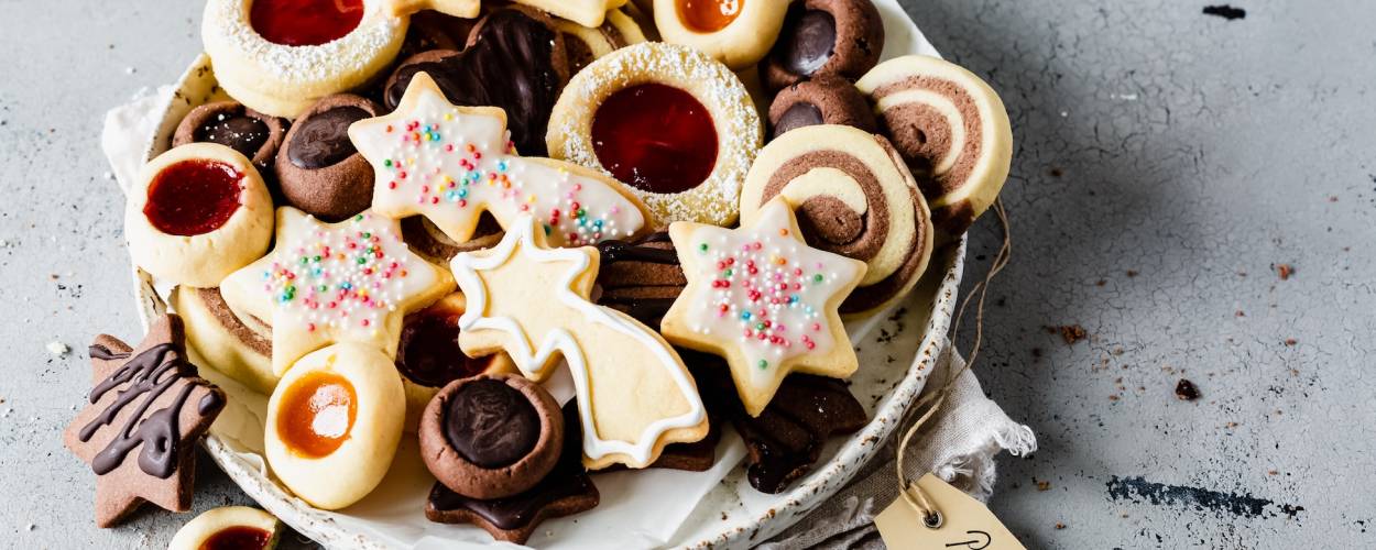 Ein Teller mit verschiedenen Plätzchen von oben fotografiert