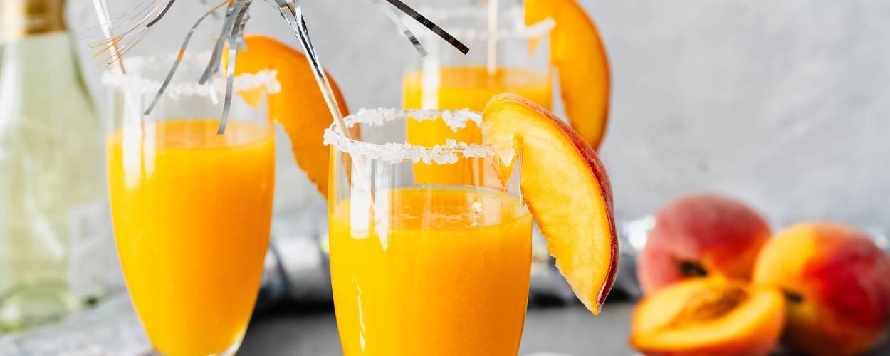 Sektgläser mit Nekatarinen 