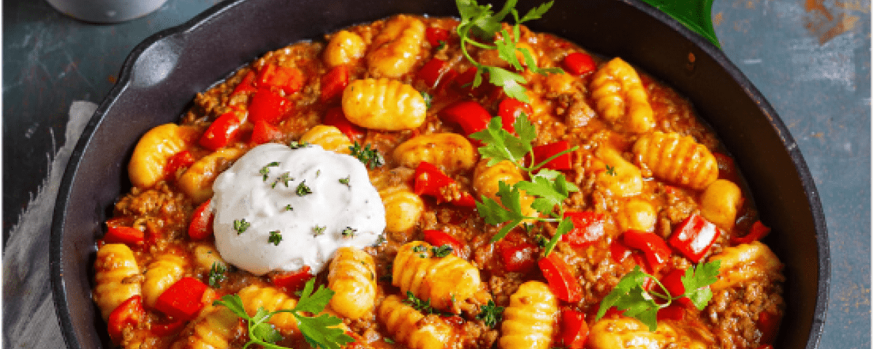 Pfanne mit Gnocchis und Bauerntopf