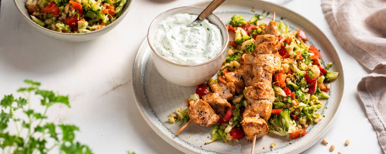 Hähnchenspieße mit Brokkolisalat und Kräuterquark