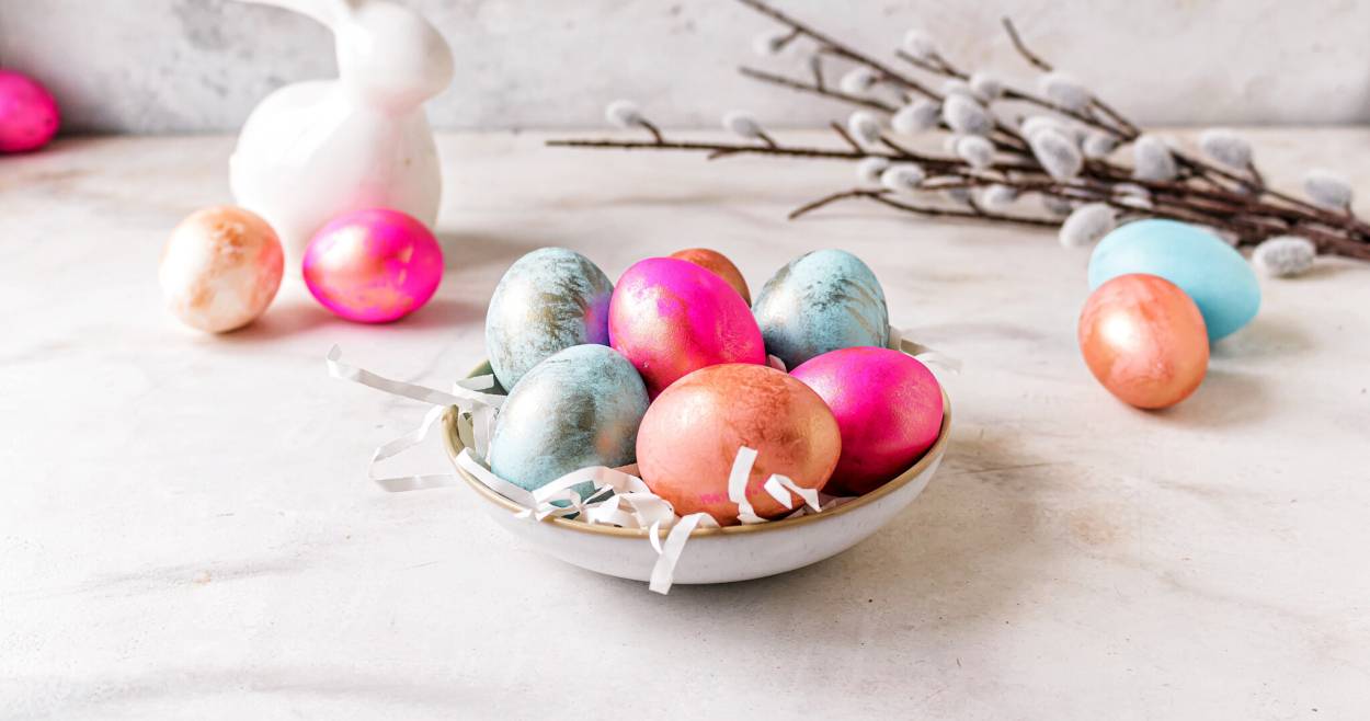 Funkelnde Metallic-Ostereier färben und kochen