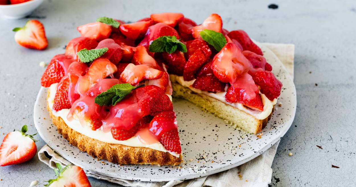 Einfacher Erdbeerkuchen mit Biskuitboden