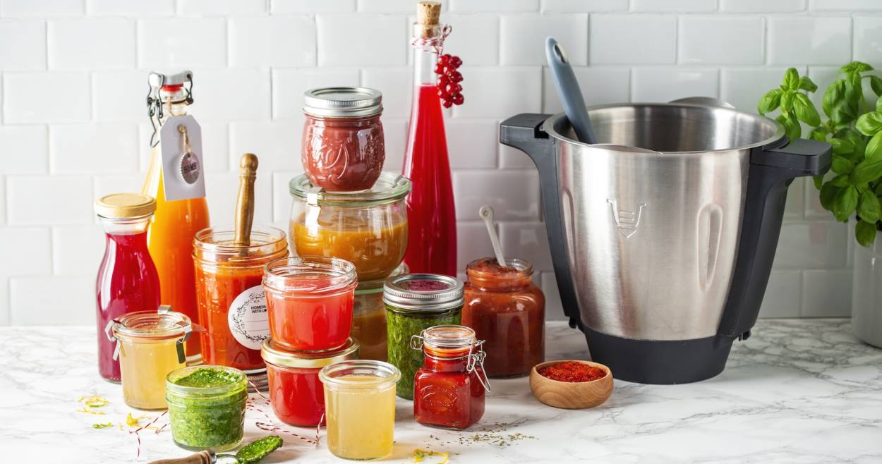 Einmachen, Gläser neben dem Mixbehälter des Monsieur Cuisine