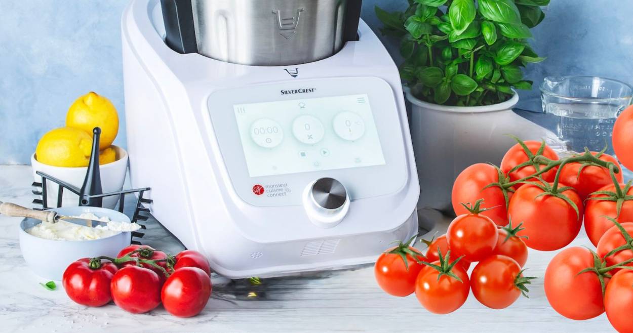 Der Monsieur Cuisine umgeben von Tomaten