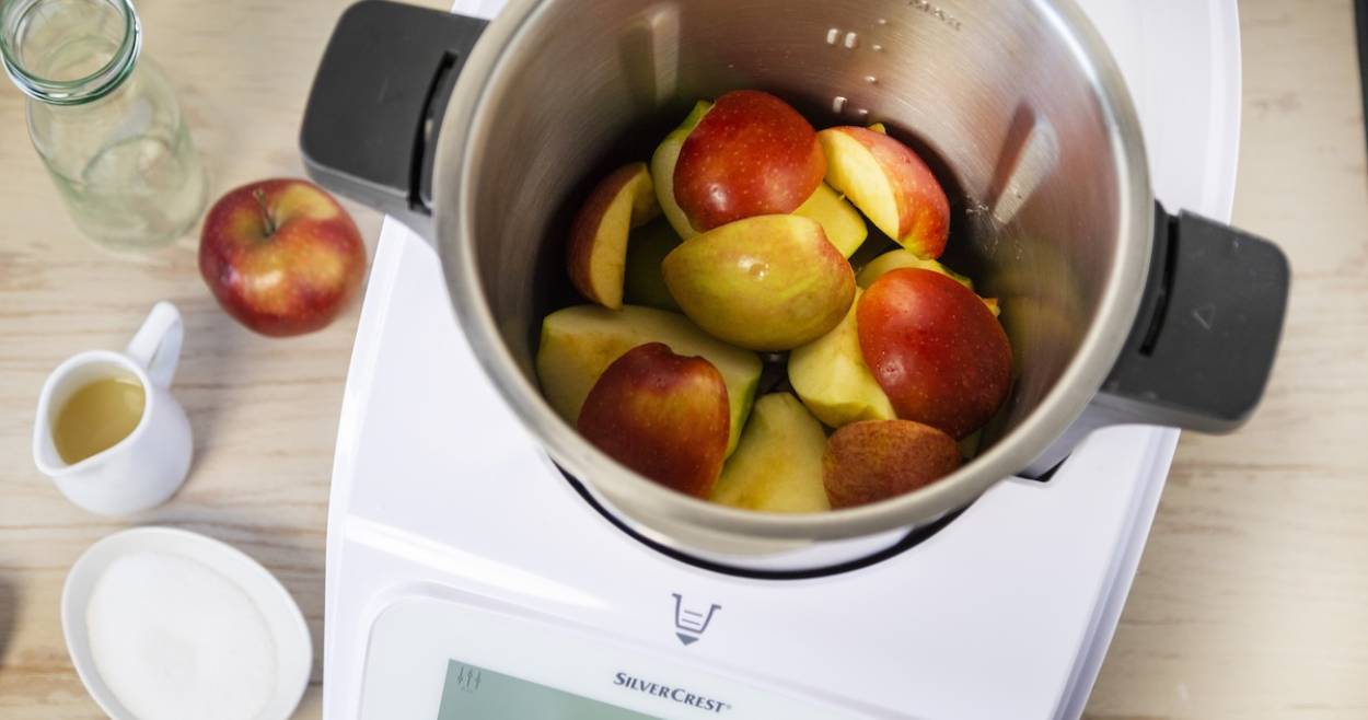 Äpfel im Mixbehälter des Monsieur Cuisine