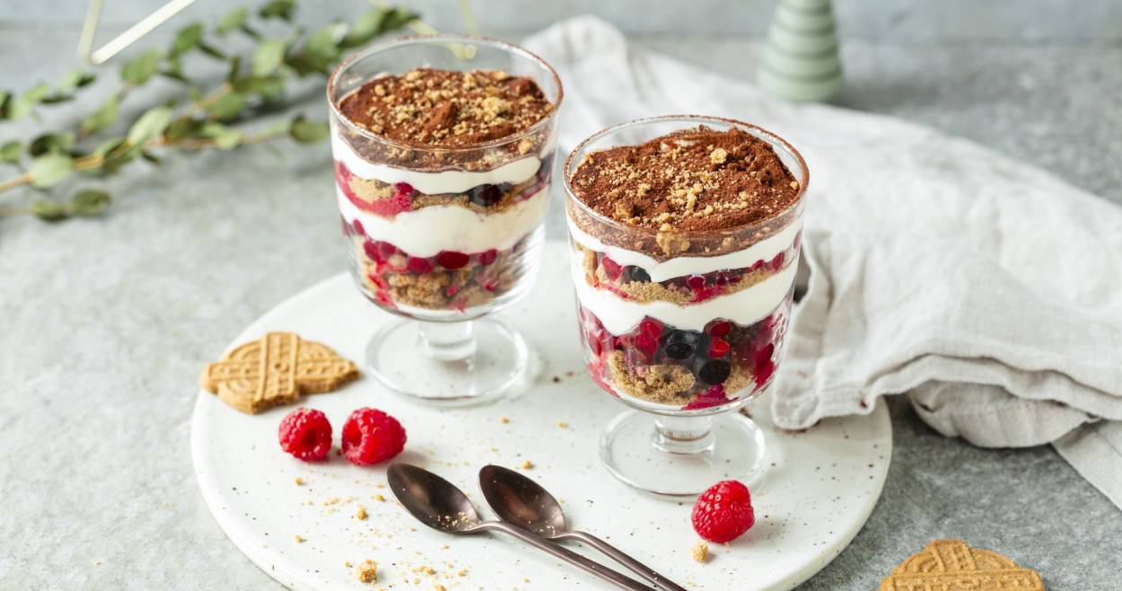 Weihnachtliches Dessert in Gläsern mit Spekulatius-Keksen