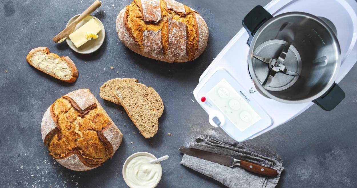 Monsieur Cuisine von oben fotografiert, umgeben von Brot
