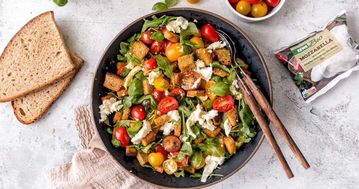 Brotsalat mit Tomate und Mozzarella