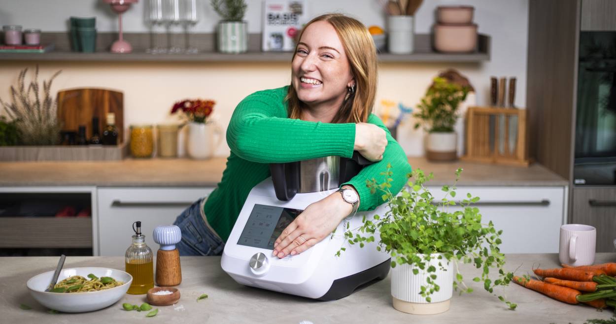 Junge Frau umarmt einen Monsieur Cuisine