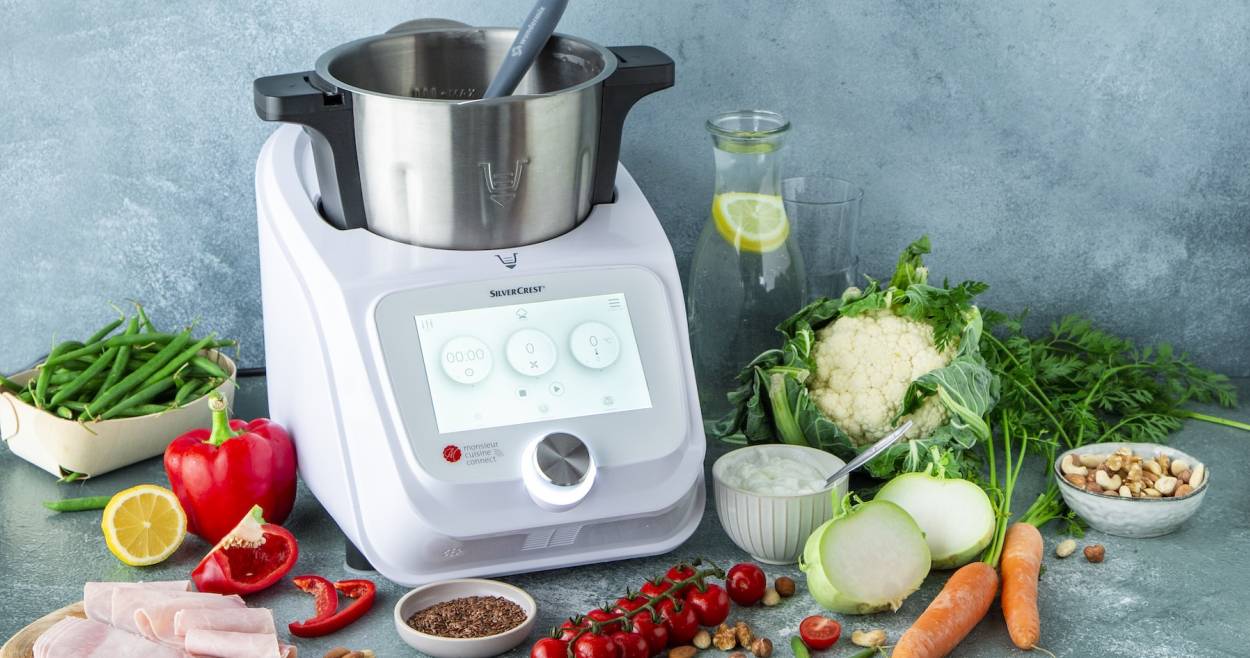 Monsieur Cuisine, umgeben von Gemüse aller Art