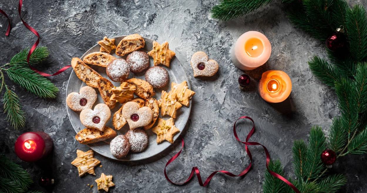 Teller mit Plätzchen, von oben fotografiert auf grauem Untergrund