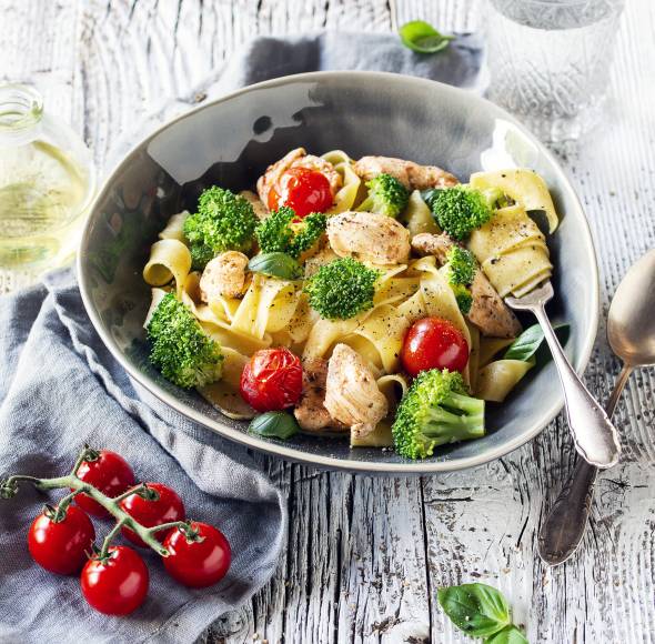 Bandnudeln mit würzigem Hähnchen, Brokkoli und Tomaten