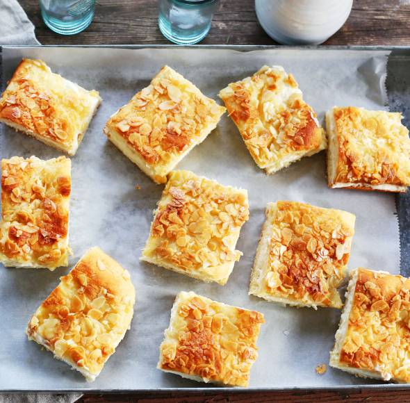 Klassischer Bienenstich mit dem Monsieur Cuisine | ZauberMix Klassischer Bienenstich mit dem Monsieur Cuisine | ZauberMix